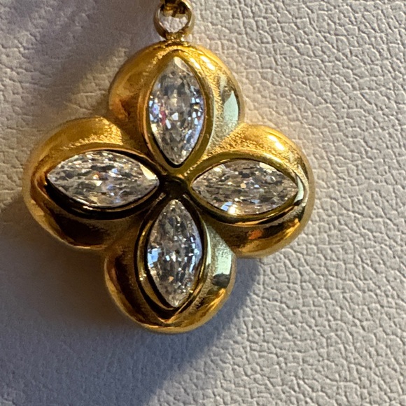 Elegant Gold Pendant Necklace - Picture 3 of 6